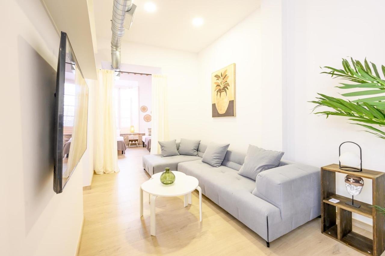 Modern 3 Bedroom, City Center With Patio & High Ceilings By 10Tosea 말라가 외부 사진